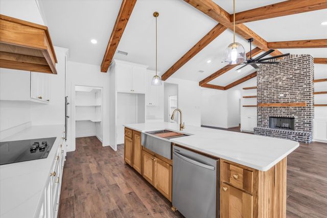 960 Gallant Fox Road, Hewitt, TX 76643