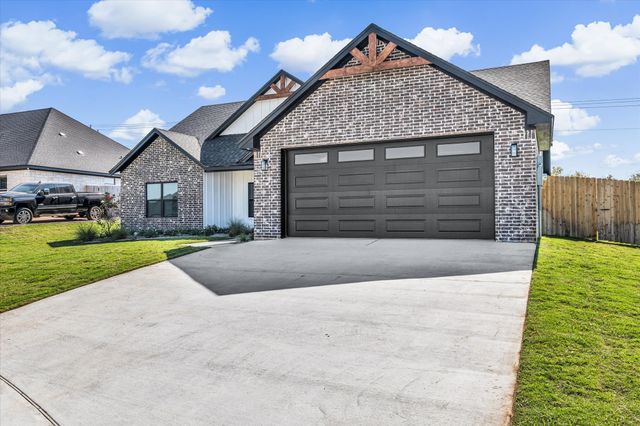 960 Gallant Fox Road, Hewitt, TX 76643