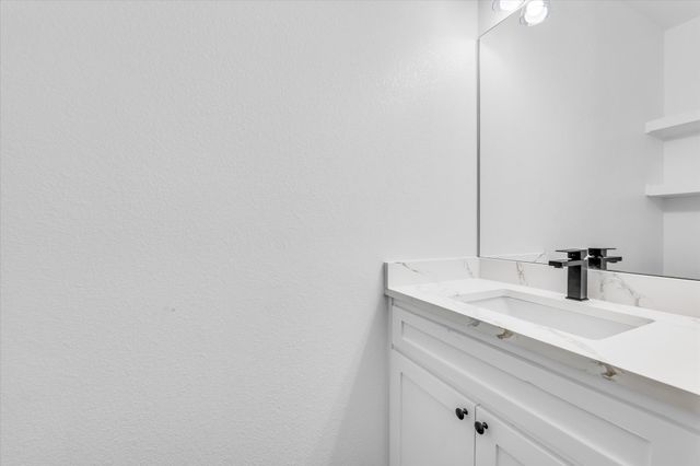 960 Gallant Fox Road, Hewitt, TX 76643