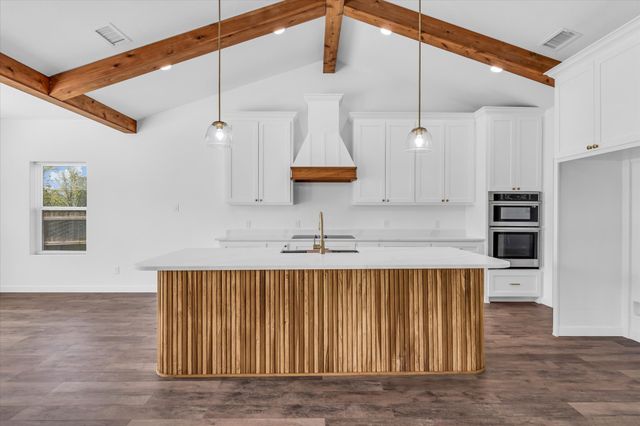 960 Gallant Fox Road, Hewitt, TX 76643