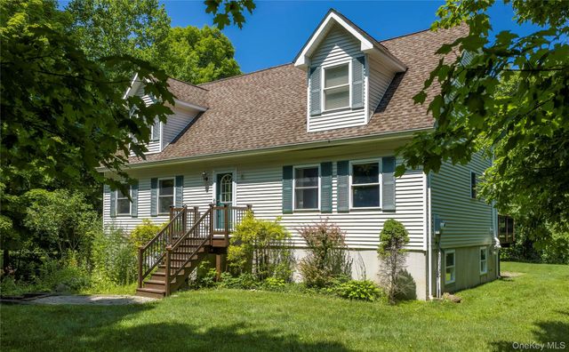 22 Hickory Lane, Pawling, NY 12564