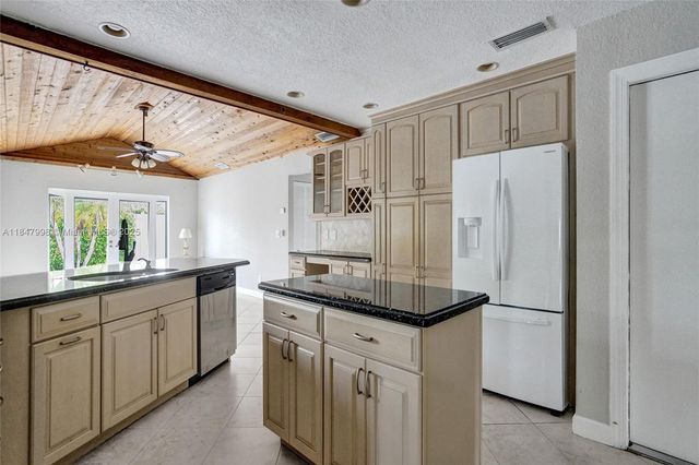 571 SE 11th St, Pompano Beach, FL 33060