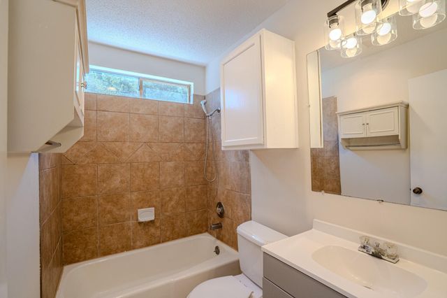 517 Cutty TRL B, Lakeway, TX 78734
