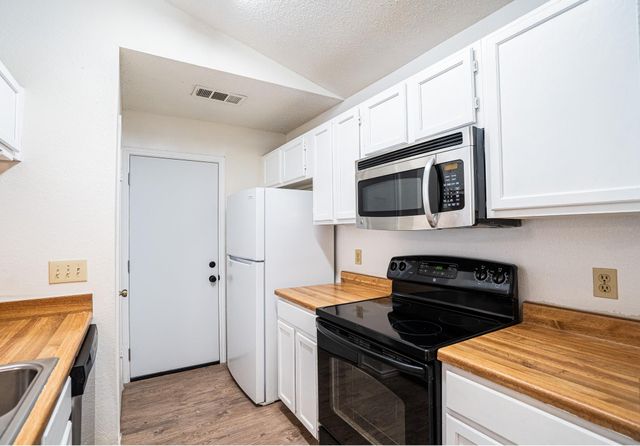 517 Cutty TRL B, Lakeway, TX 78734