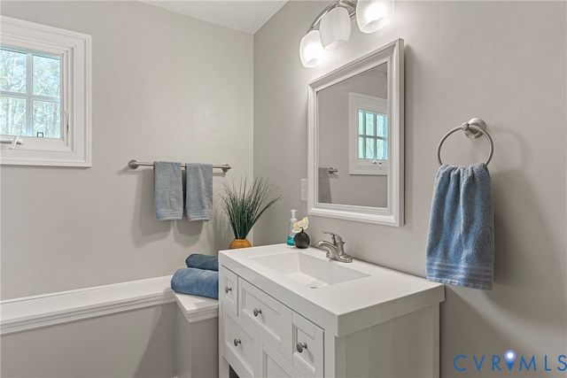 8000 Toms Dr, Mechanicsville, VA 23116