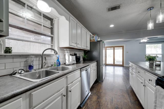 16 Glenbrook Place, Sherwood, AR 72120