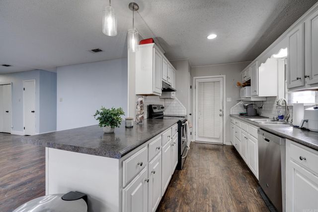 16 Glenbrook Place, Sherwood, AR 72120