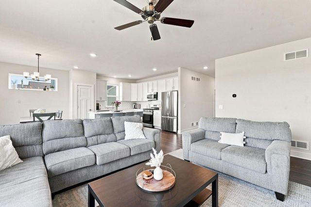 W218N16071 Tiger Lily DRIVE, Jackson, WI 53037