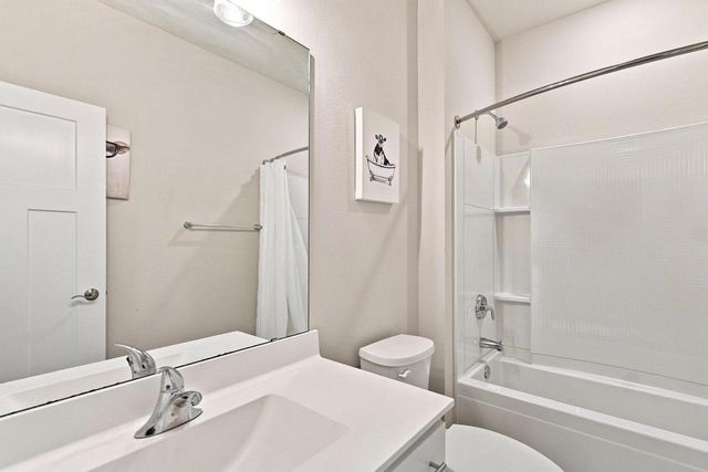 W218N16071 Tiger Lily DRIVE, Jackson, WI 53037