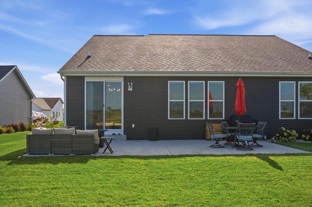 W218N16071 Tiger Lily DRIVE, Jackson, WI 53037