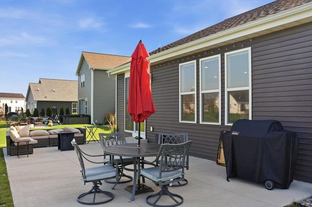 W218N16071 Tiger Lily DRIVE, Jackson, WI 53037