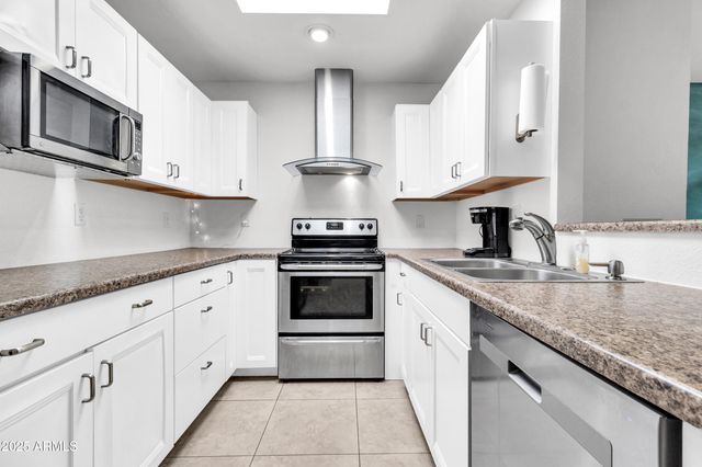 320 W LAGUNA Drive, Tempe, AZ 85282