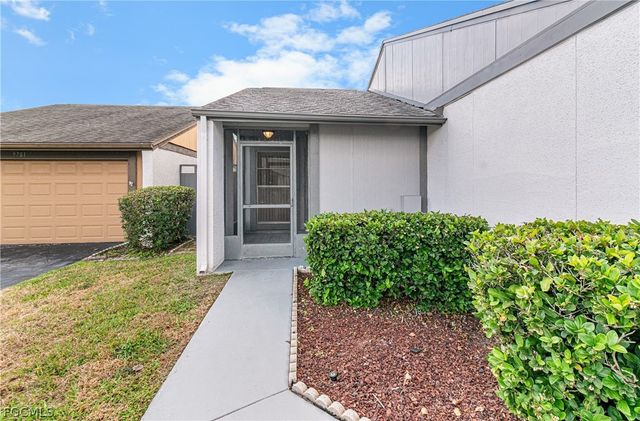 9777 Oakcrest CT, Lehigh Acres, FL 33936