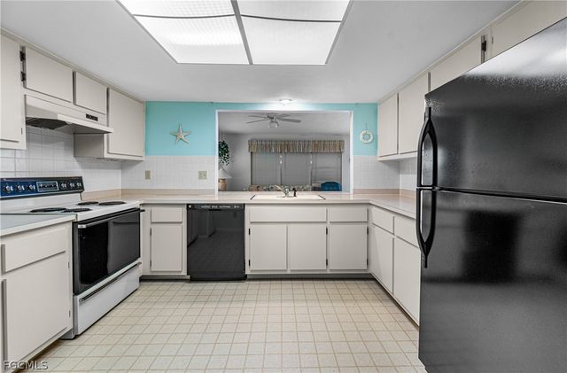 9777 Oakcrest CT, Lehigh Acres, FL 33936