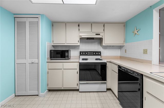 9777 Oakcrest CT, Lehigh Acres, FL 33936