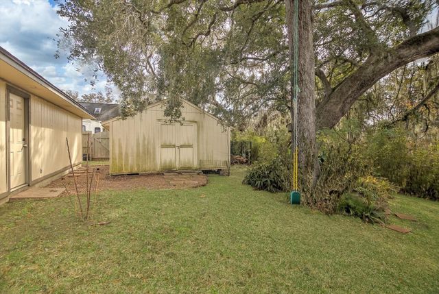 137 Arrowwood Street, Lake Jackson, TX 77566