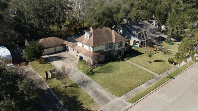 137 Arrowwood Street, Lake Jackson, TX 77566