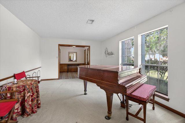 137 Arrowwood Street, Lake Jackson, TX 77566