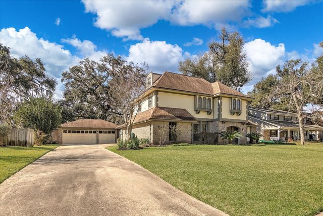 137 Arrowwood Street, Lake Jackson, TX 77566