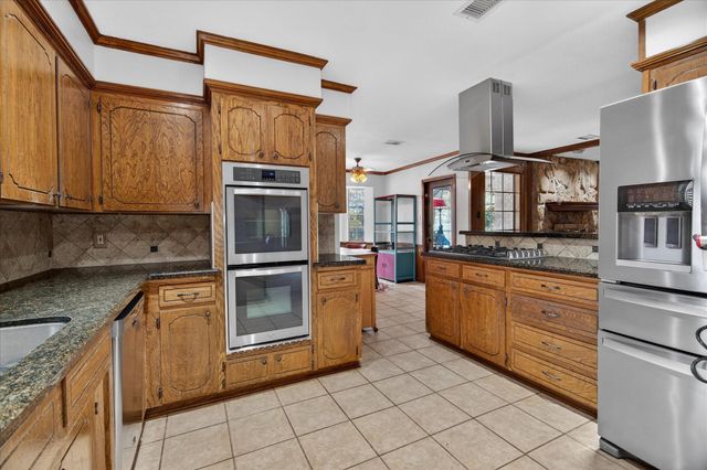 137 Arrowwood Street, Lake Jackson, TX 77566