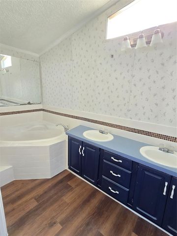 44 Avenue K, Markham, TX 77456