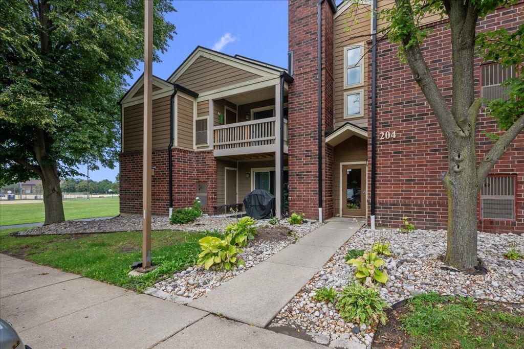 204 Glengarry Drive 102, Bloomingdale, IL 60108 — exterior