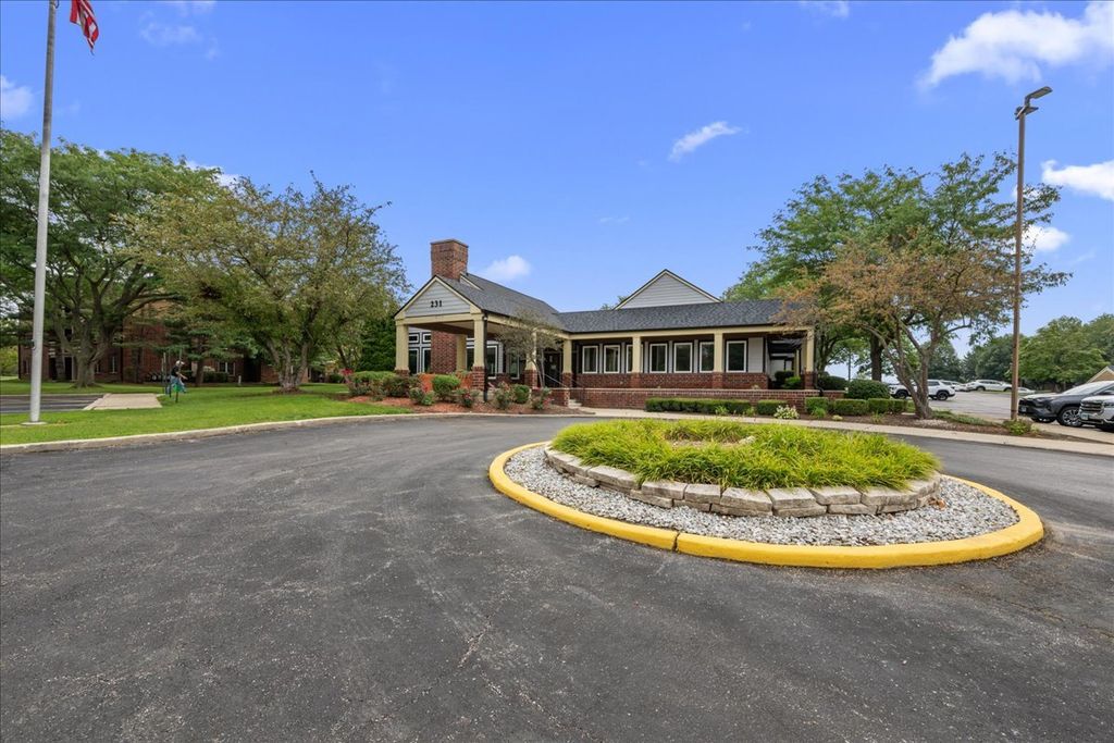 204 Glengarry Drive 102, Bloomingdale, IL 60108 — photo 2