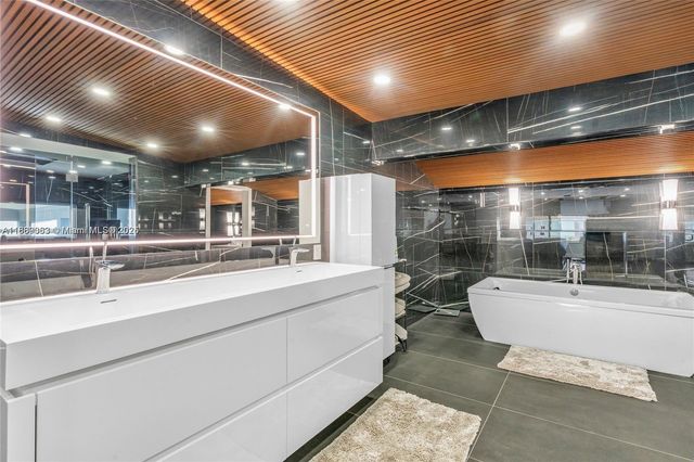 67 N Bounty Ln, Key Largo, FL 33037