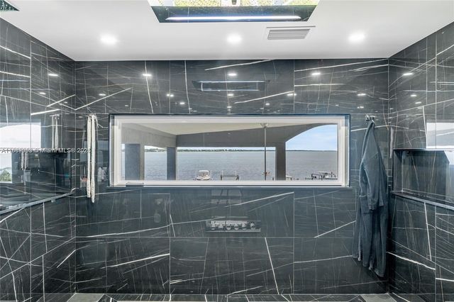 67 N Bounty Ln, Key Largo, FL 33037