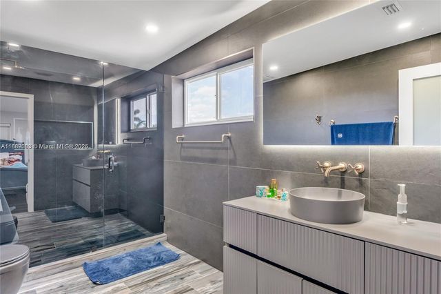 67 N Bounty Ln, Key Largo, FL 33037