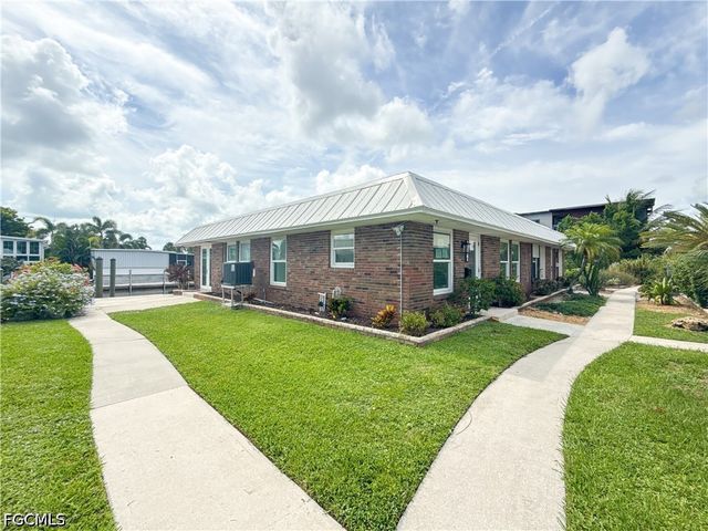 2846 Arbutus ST C2, Naples, FL 34112