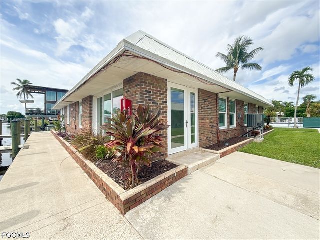 2846 Arbutus ST C2, Naples, FL 34112