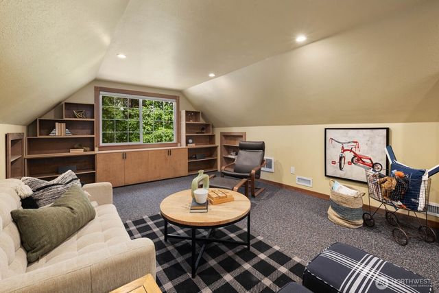 16464 239th Avenue SE, Issaquah, WA 98027