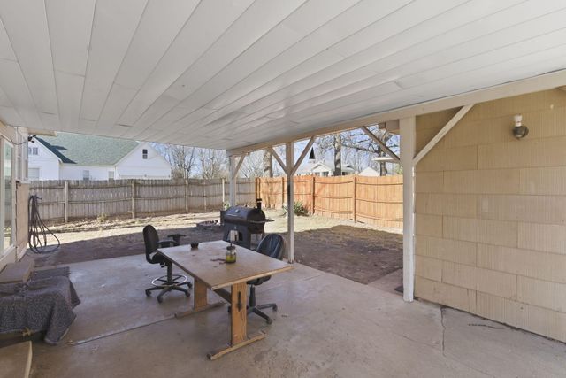 306 W County Street, Monett, MO 65708