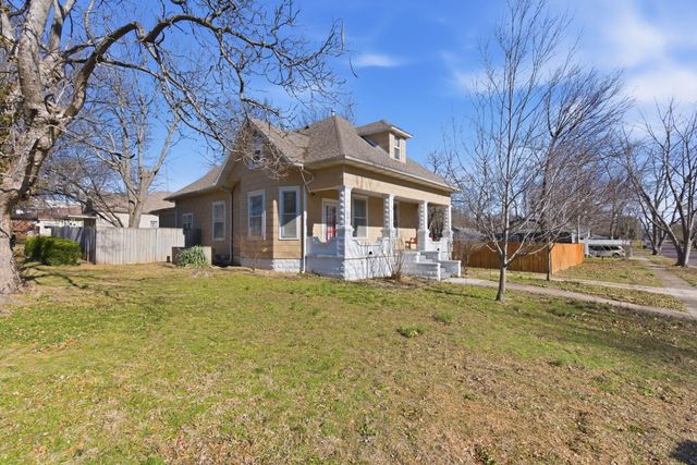 306 W County Street, Monett, MO 65708