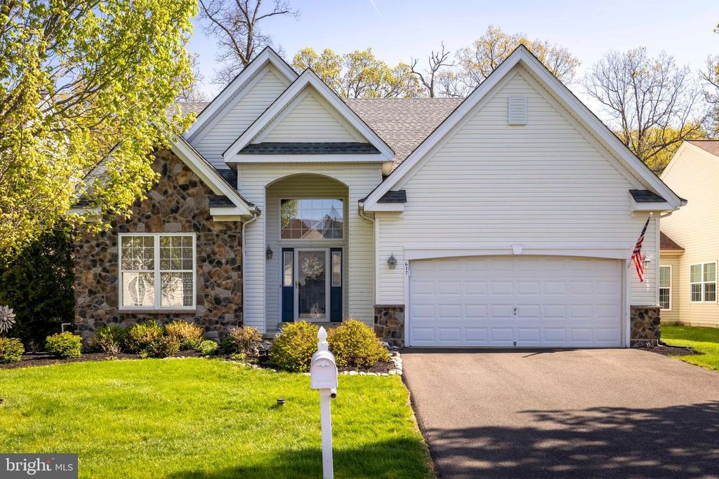 617 N SETTLERS CIR, Warrington, PA 18976