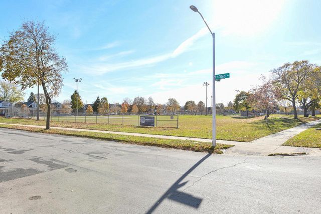 3271 S 10th STREET, Milwaukee, WI 53215