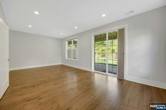 33 Cranberry Lane 17, Montvale, NJ 07645