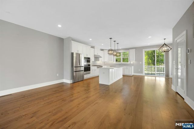 33 Cranberry Lane 17, Montvale, NJ 07645