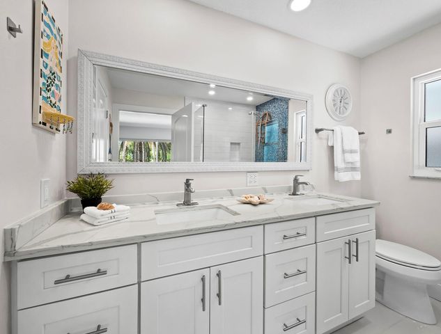 622 TROPICAL CIRCLE, Sarasota, FL 34242