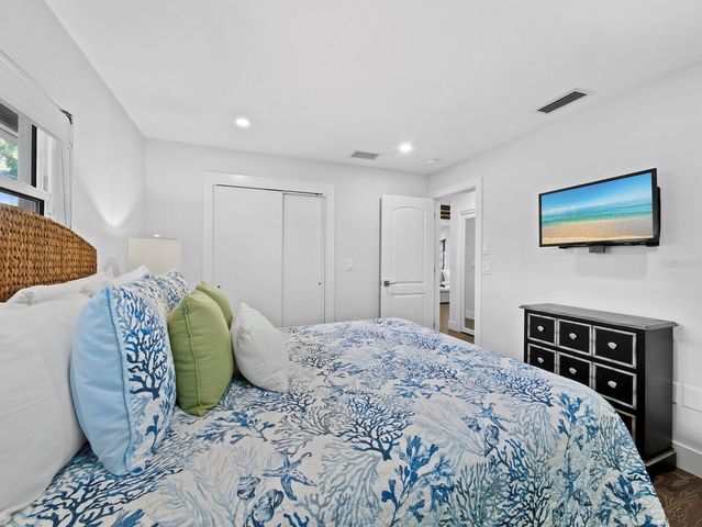 622 TROPICAL CIRCLE, Sarasota, FL 34242