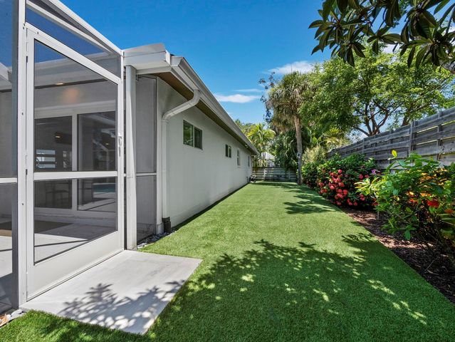622 TROPICAL CIRCLE, Sarasota, FL 34242