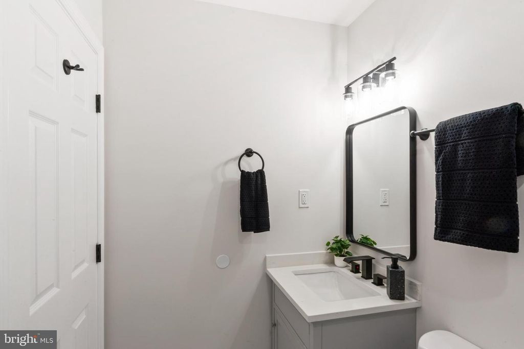 Image 23 of property listing at 913 APPLEWOOD ST, Capitol Heights, MD 20743