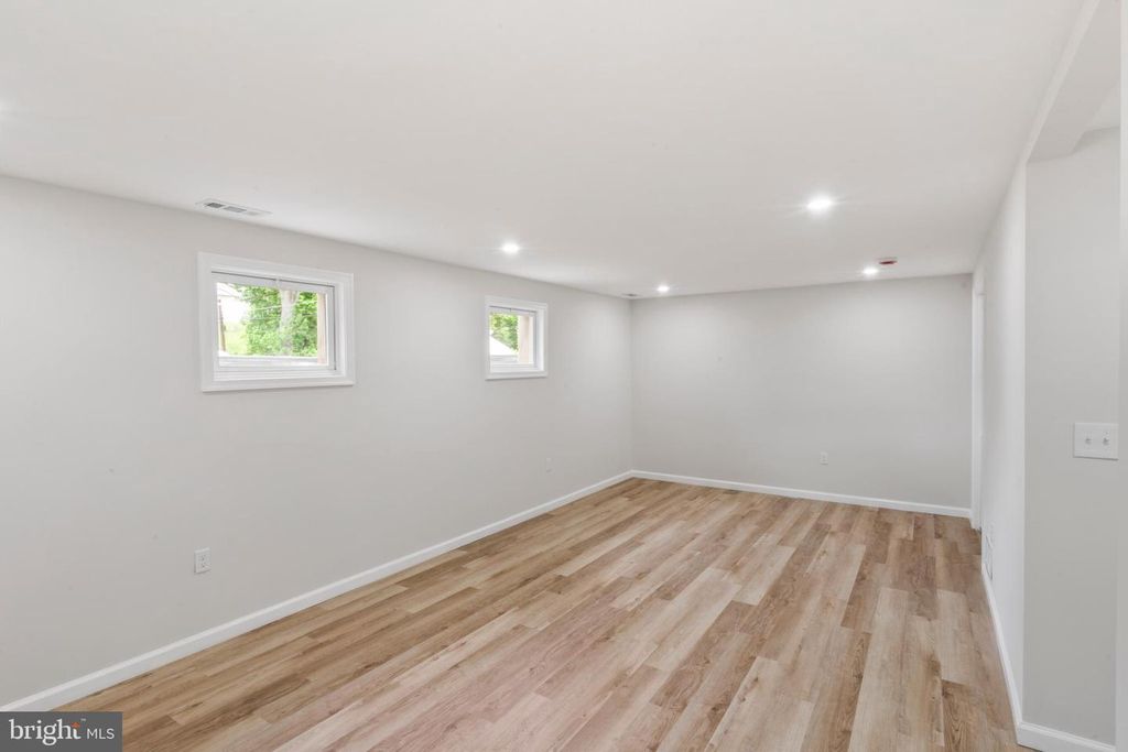 Image 34 of property listing at 913 APPLEWOOD ST, Capitol Heights, MD 20743