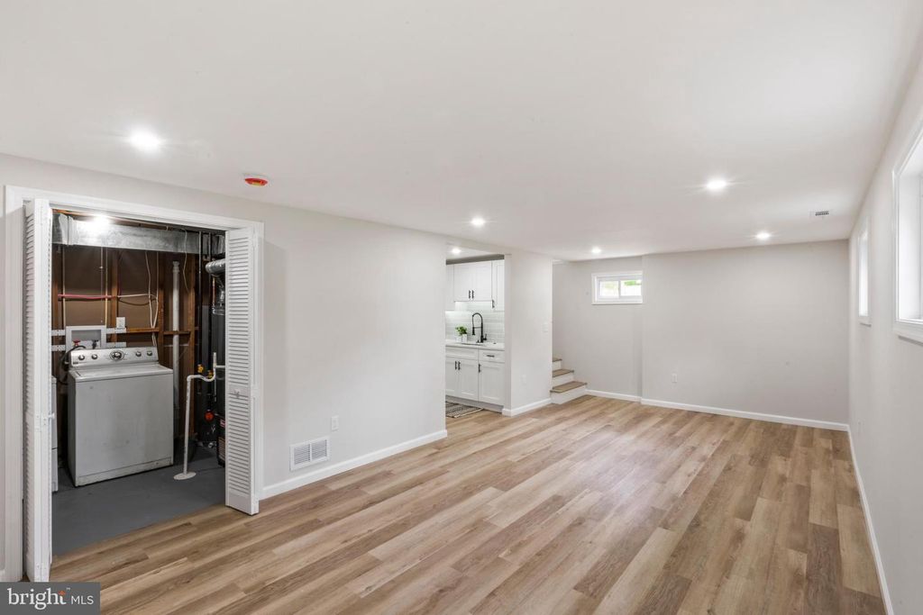 Image 35 of property listing at 913 APPLEWOOD ST, Capitol Heights, MD 20743