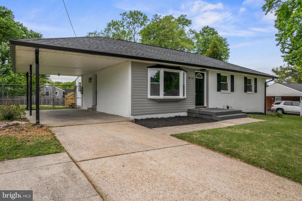 Image 6 of property listing at 913 APPLEWOOD ST, Capitol Heights, MD 20743