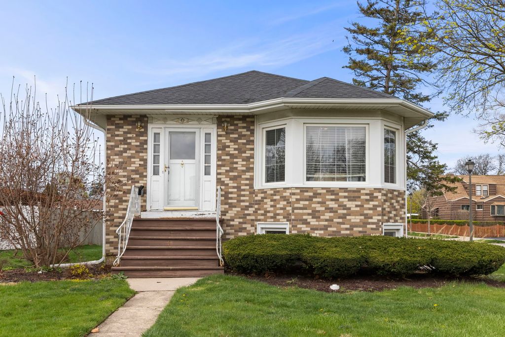 202 S Pick Avenue, Elmhurst, IL 60126