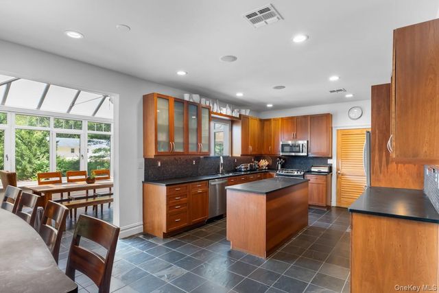 9 Ronwood Road, Chestnut Ridge, NY 10977