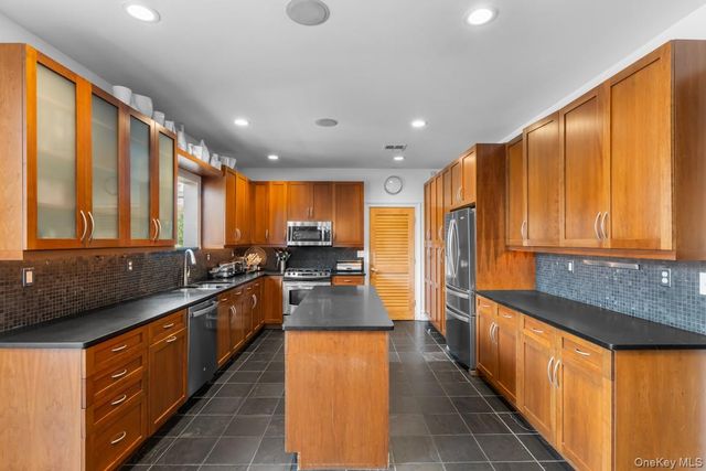 9 Ronwood Road, Chestnut Ridge, NY 10977