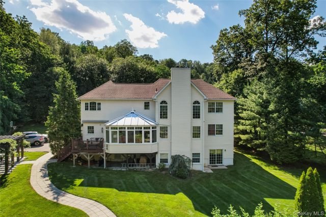 9 Ronwood Road, Chestnut Ridge, NY 10977